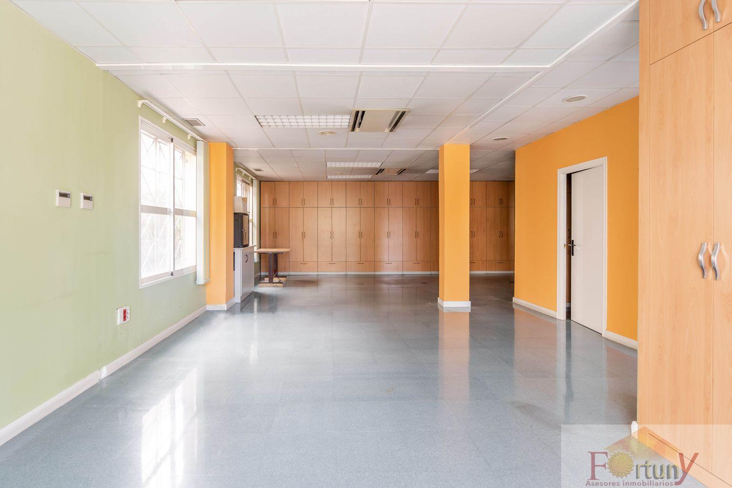 For sale of office in Alhendín