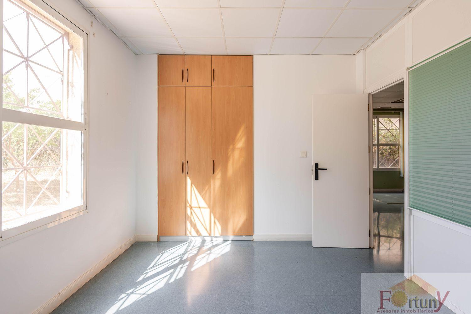 For sale of office in Alhendín