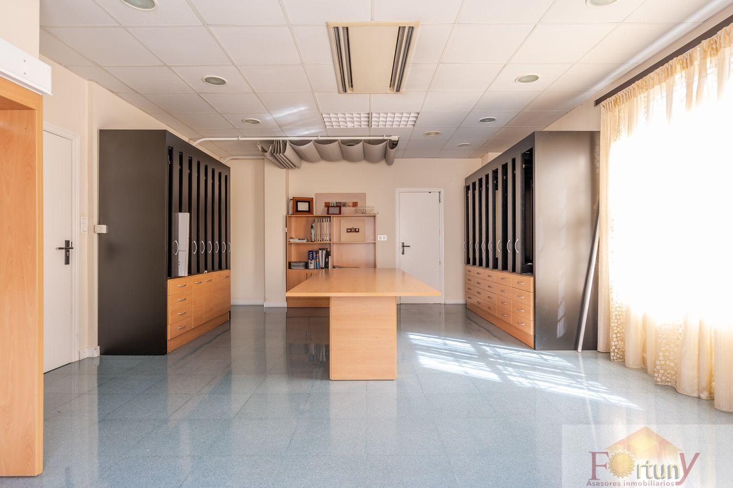 For sale of office in Alhendín