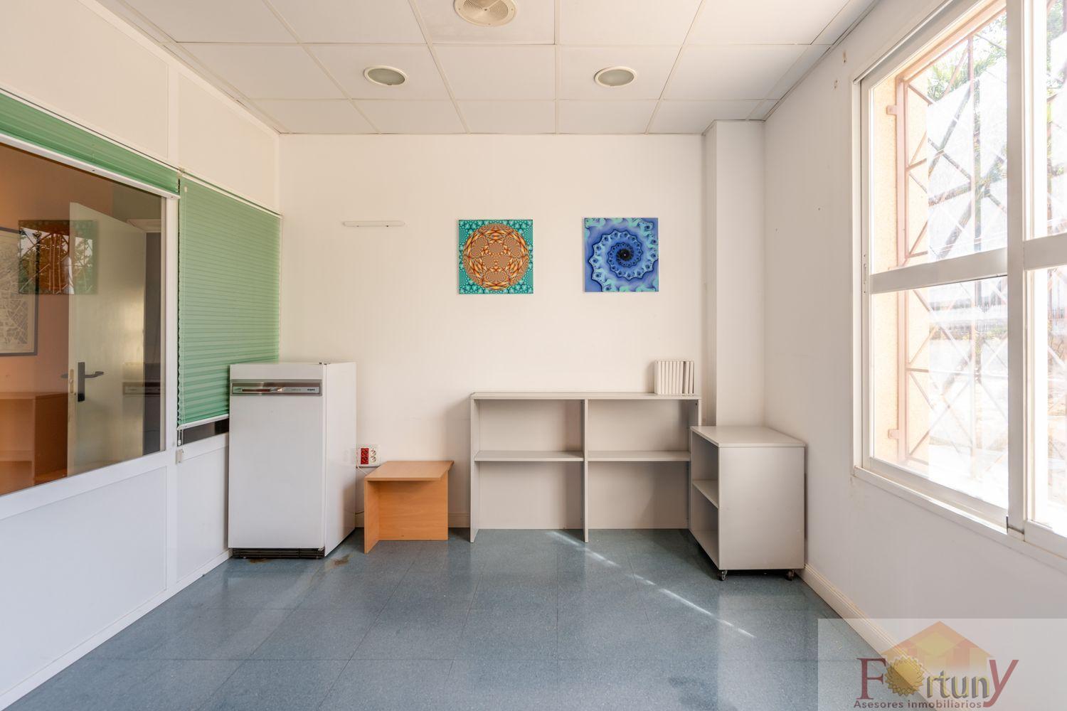 For sale of office in Alhendín