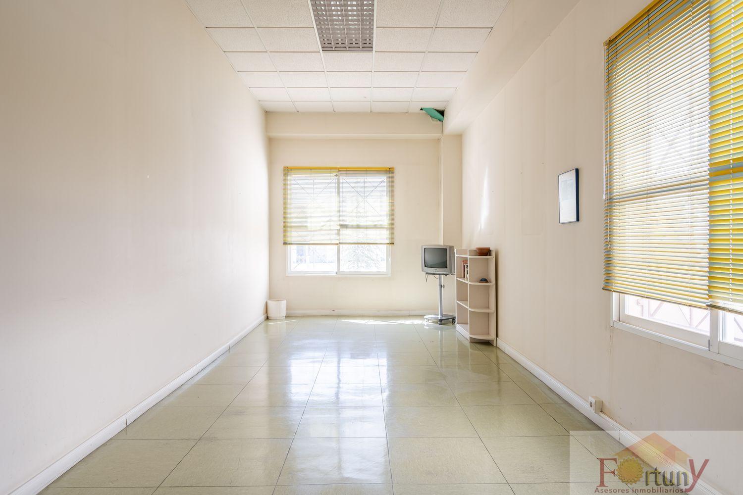 For sale of office in Alhendín
