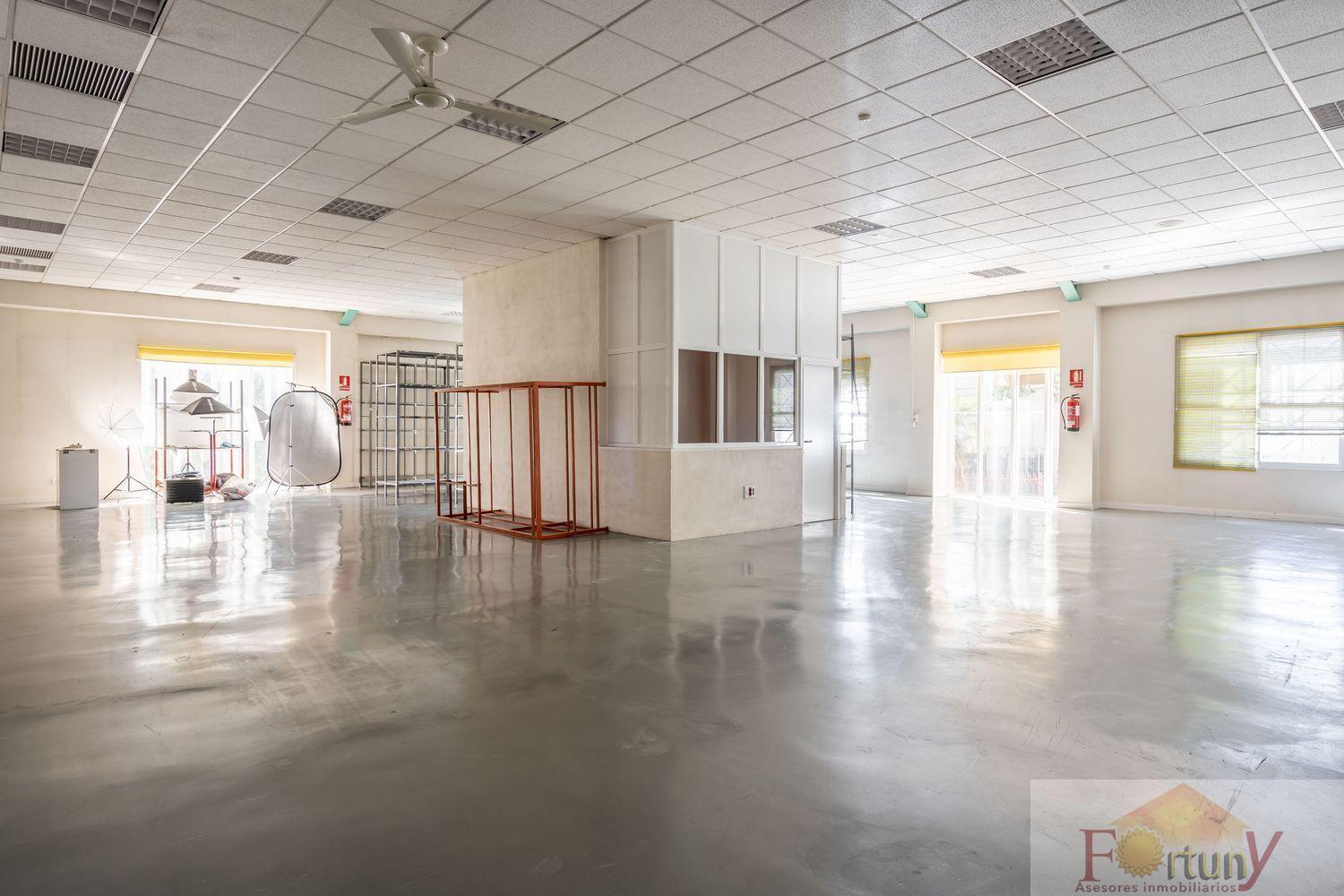 For sale of office in Alhendín