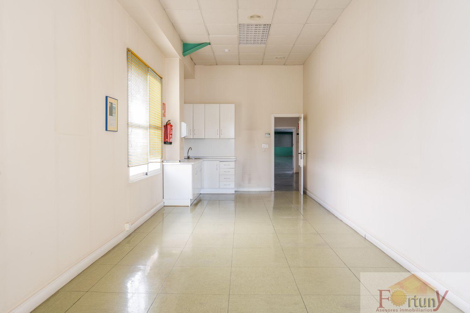 For sale of office in Alhendín