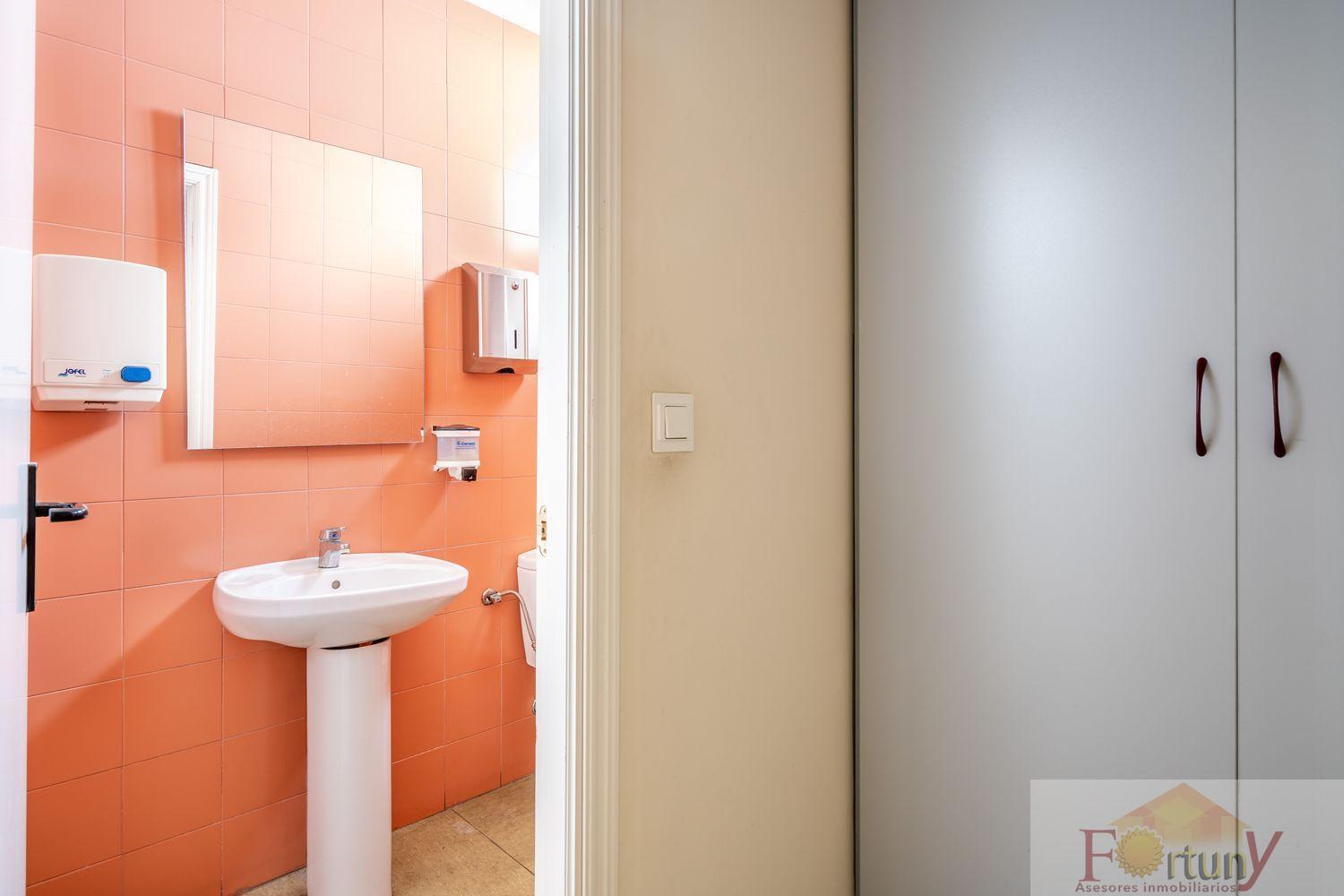 For sale of office in Alhendín