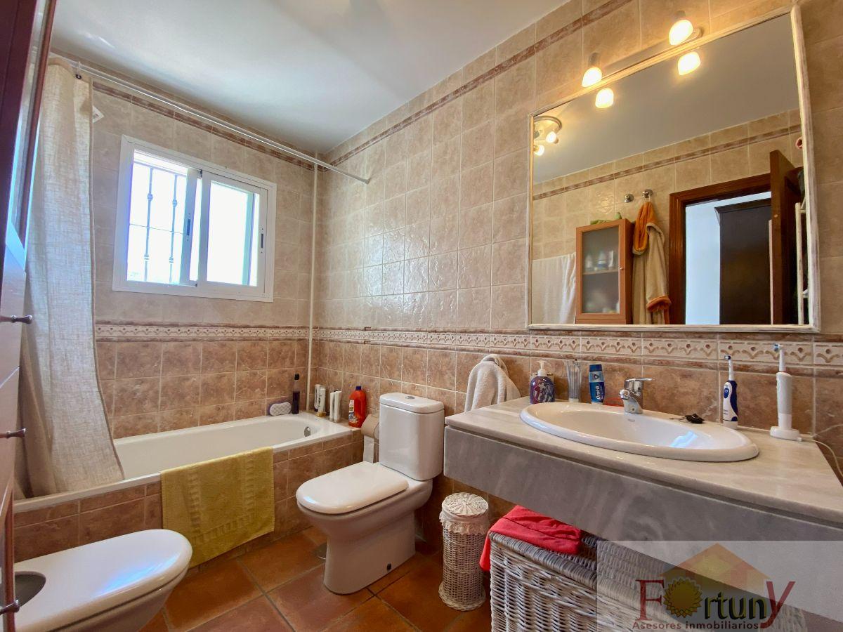 For sale of house in Almuñécar
