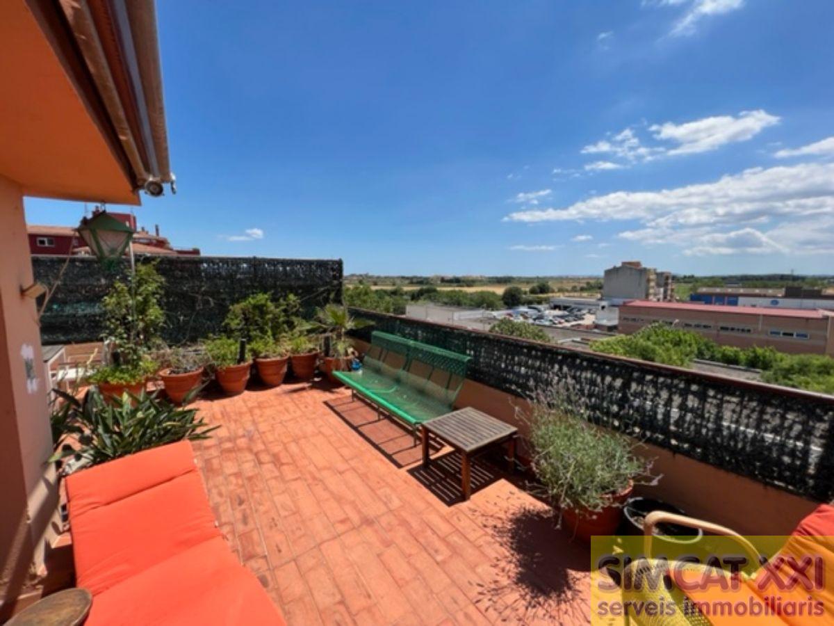 For sale of penthouse in Figueres