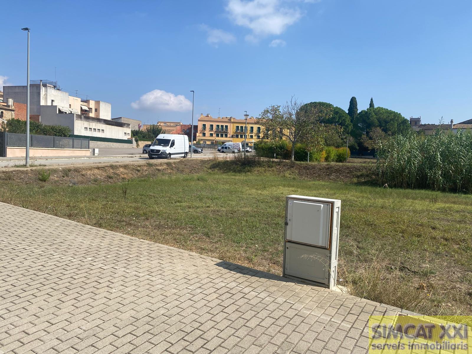 For sale of land in Navata
