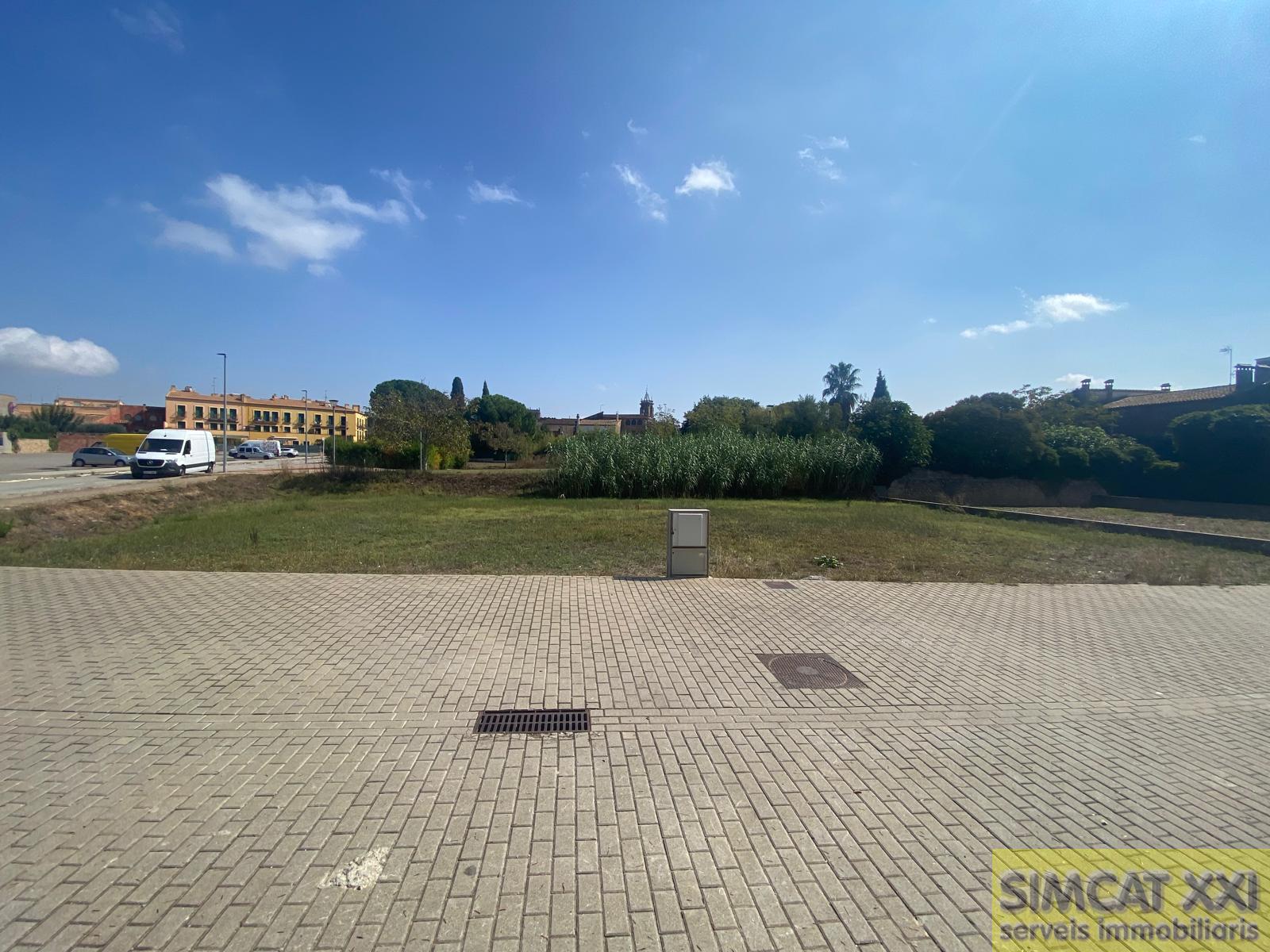 For sale of land in Navata