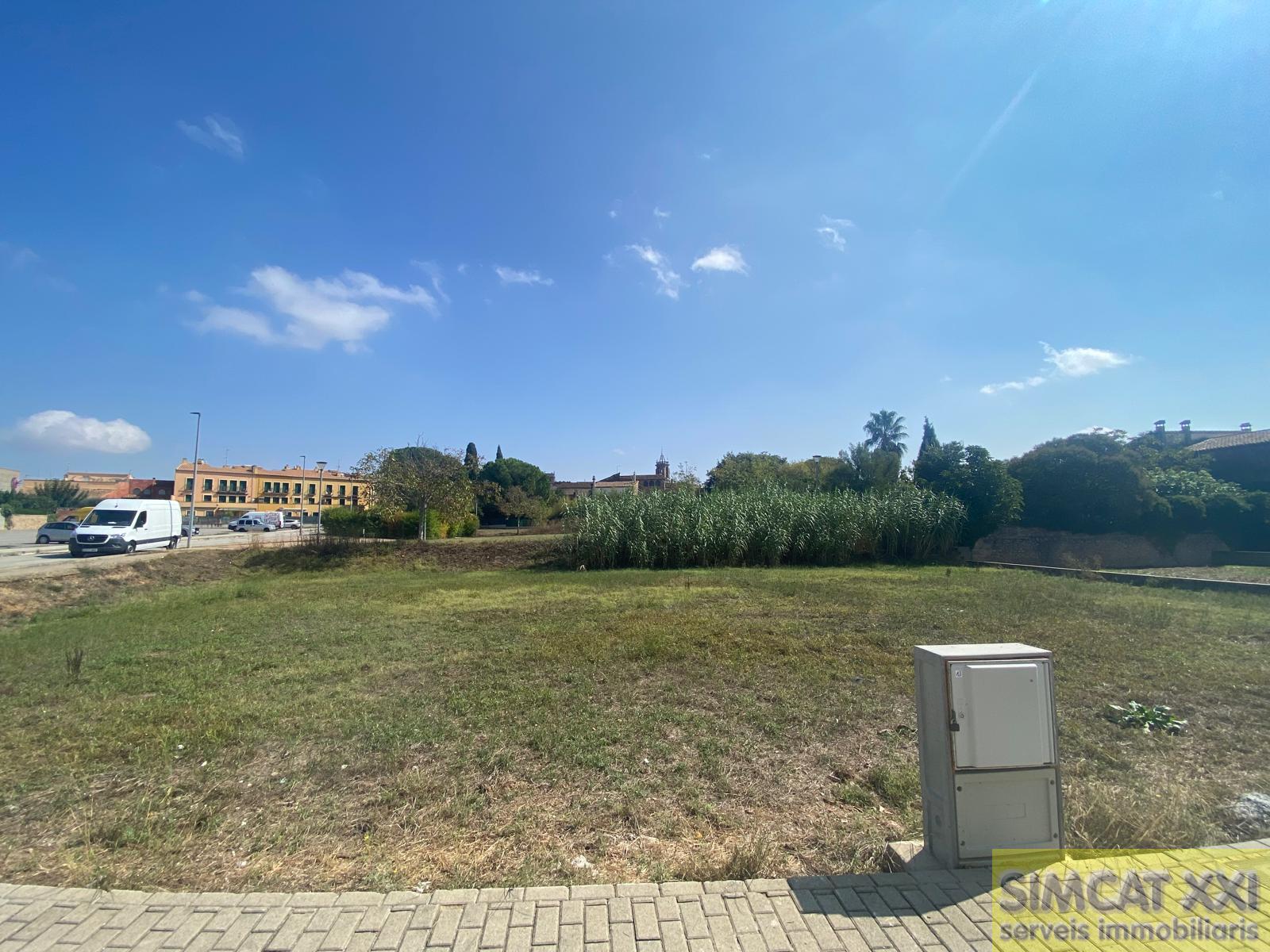 For sale of land in Navata