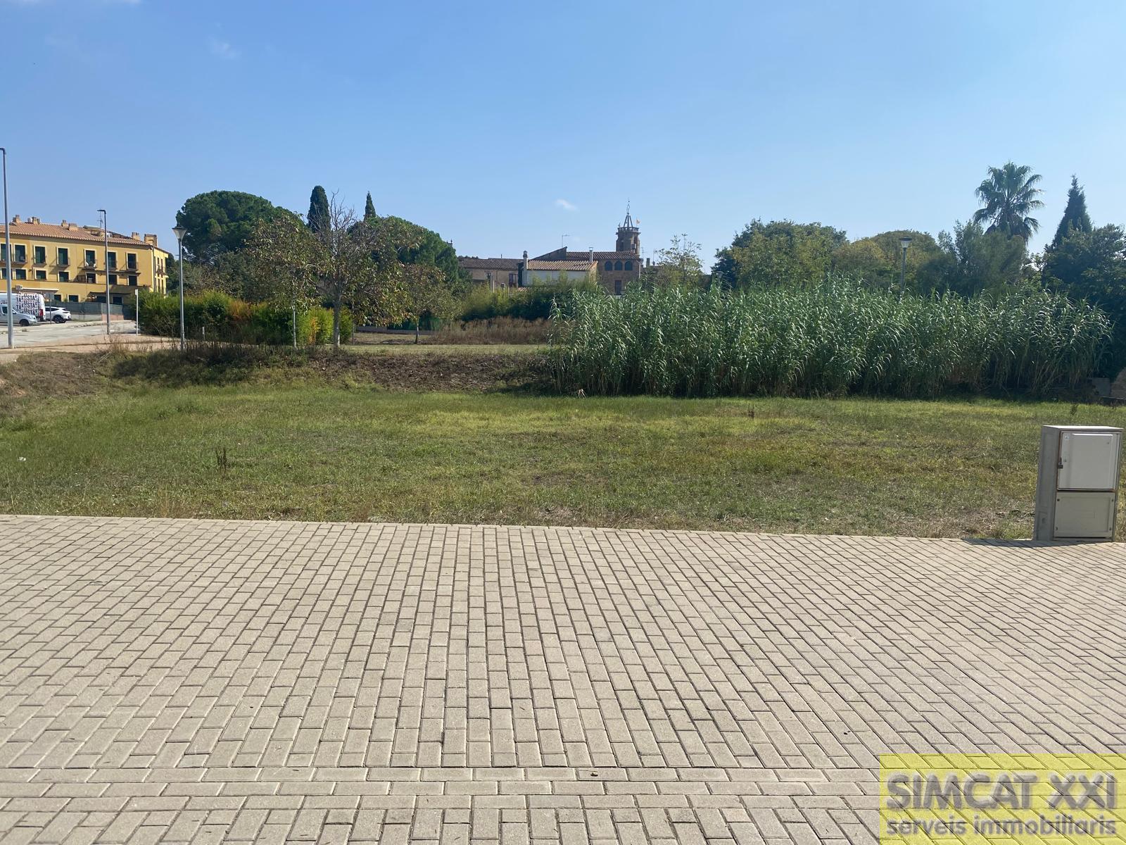 For sale of land in Navata