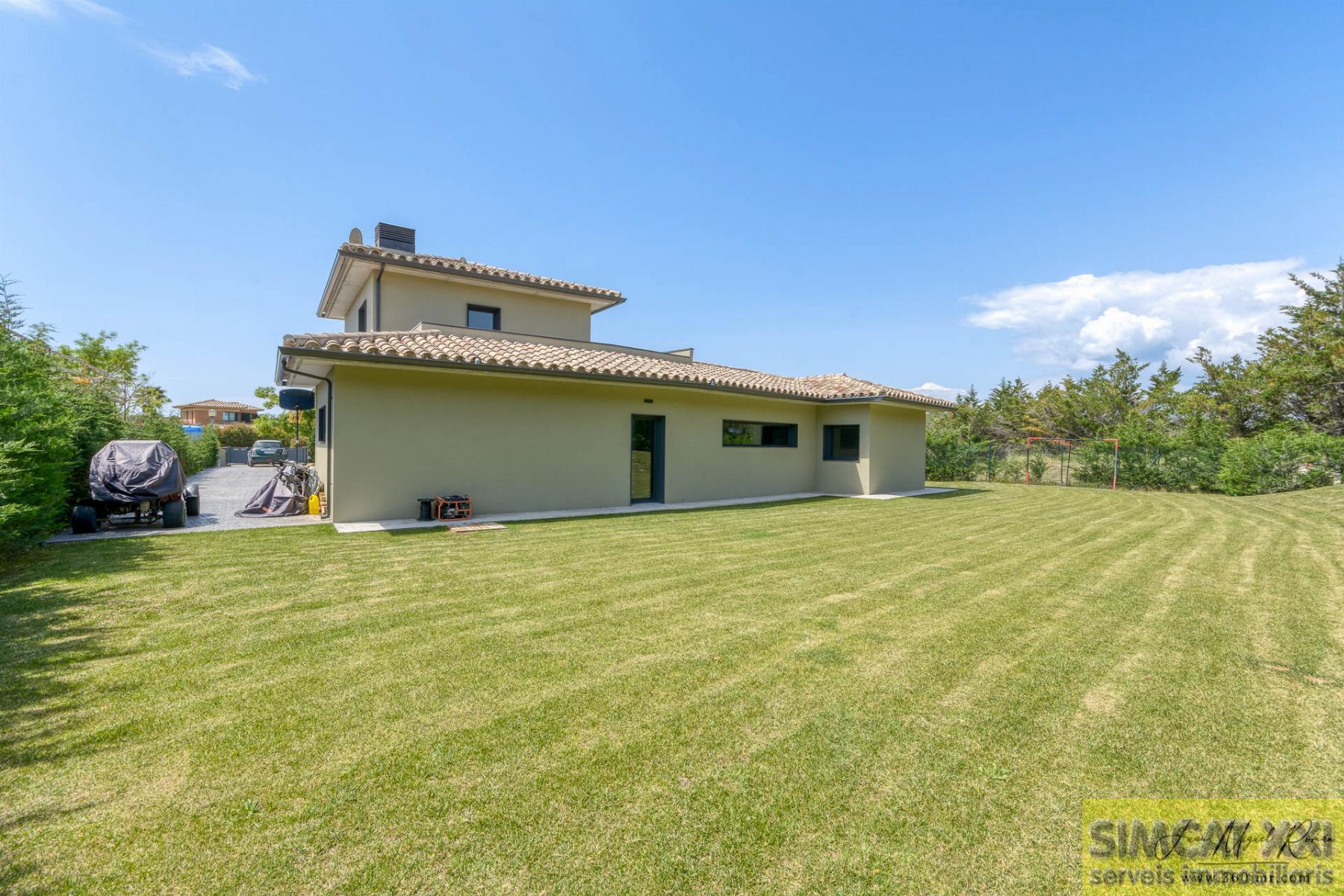 For sale of house in Navata