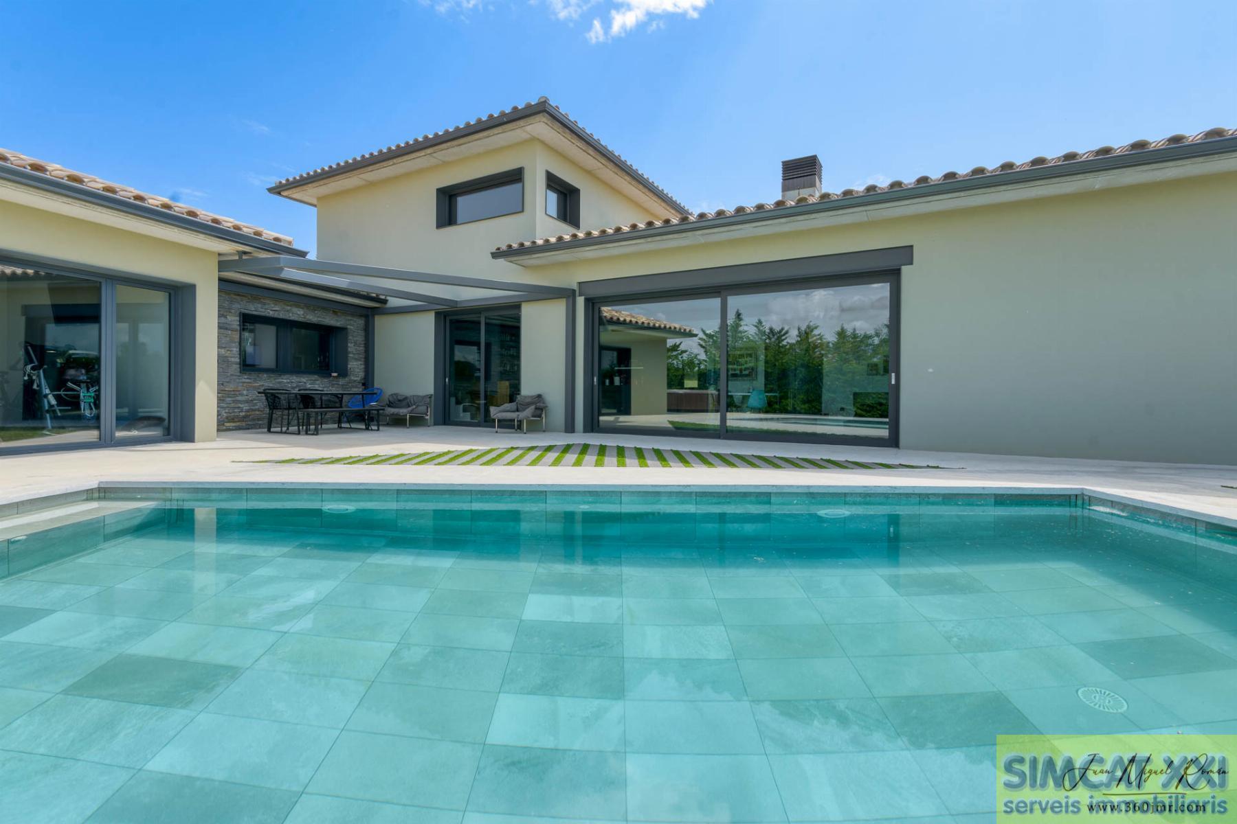 For sale of house in Navata