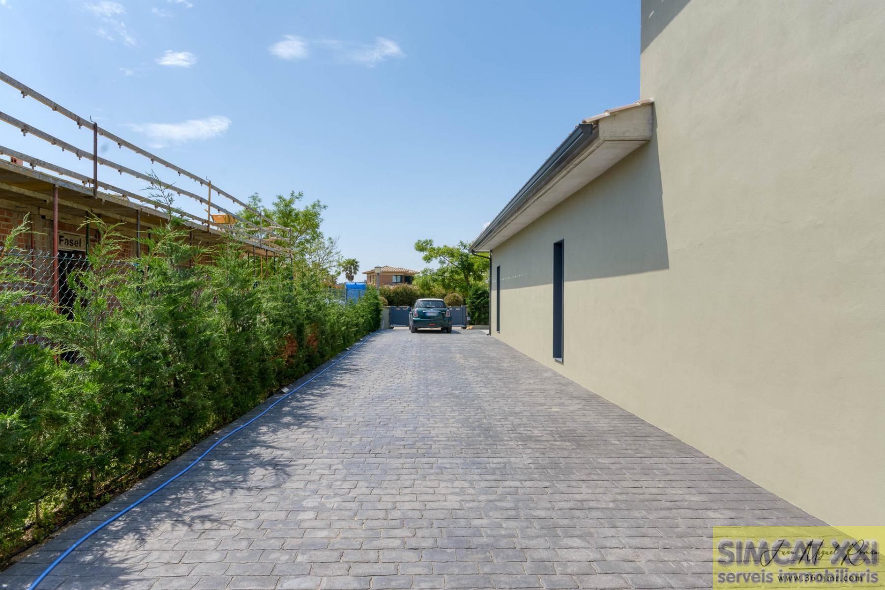For sale of house in Navata