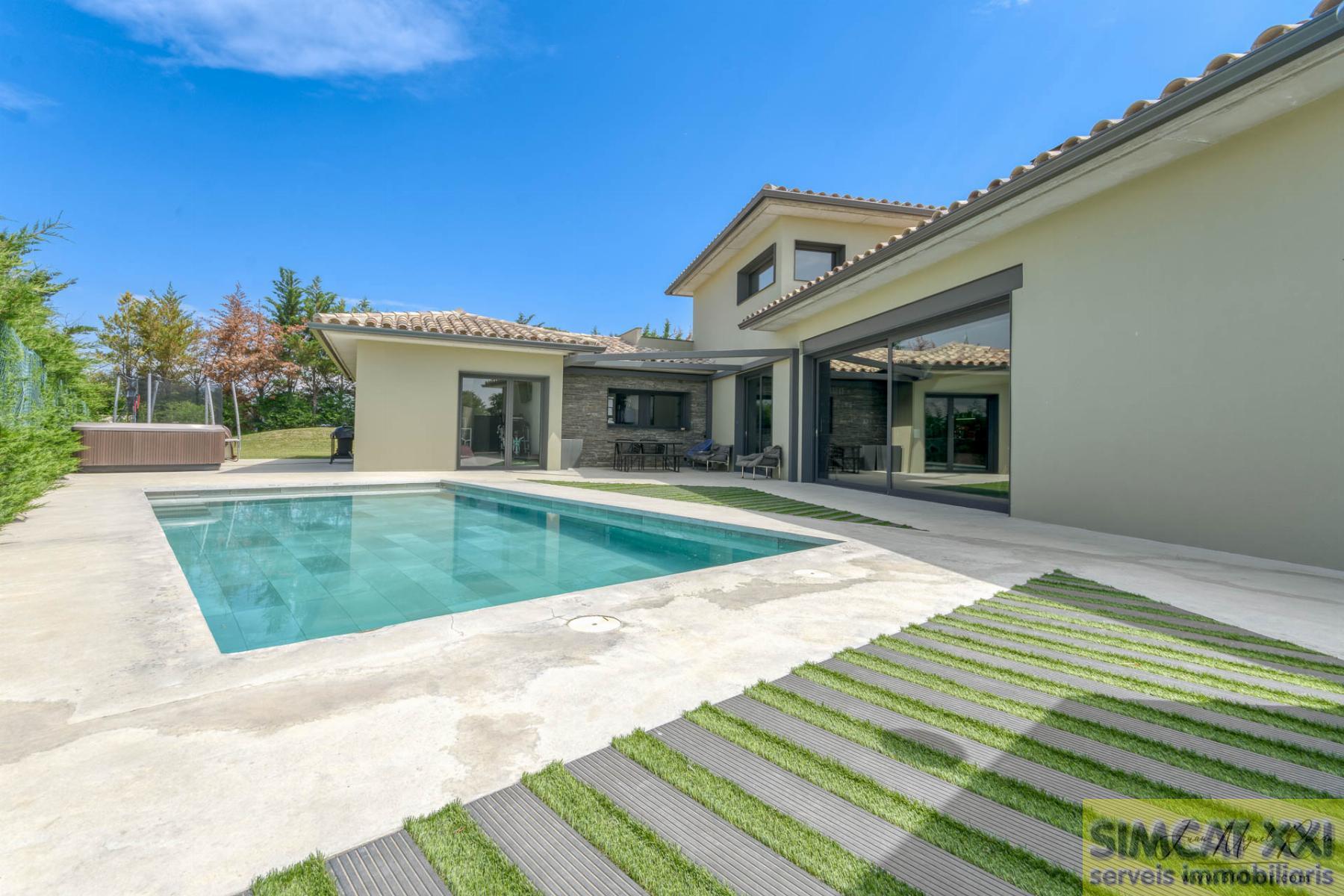 For sale of house in Navata