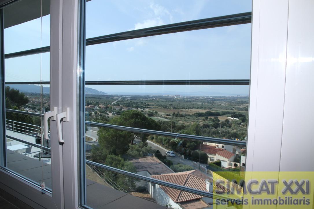 For sale of house in Palau-Saverdera