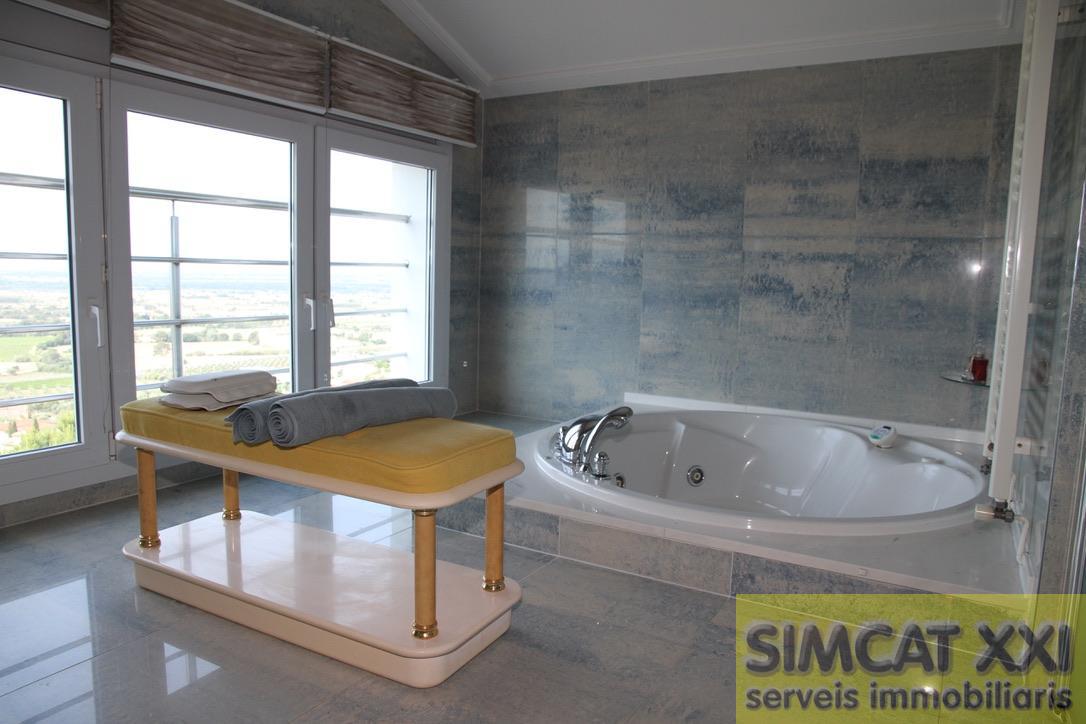 For sale of house in Palau-Saverdera