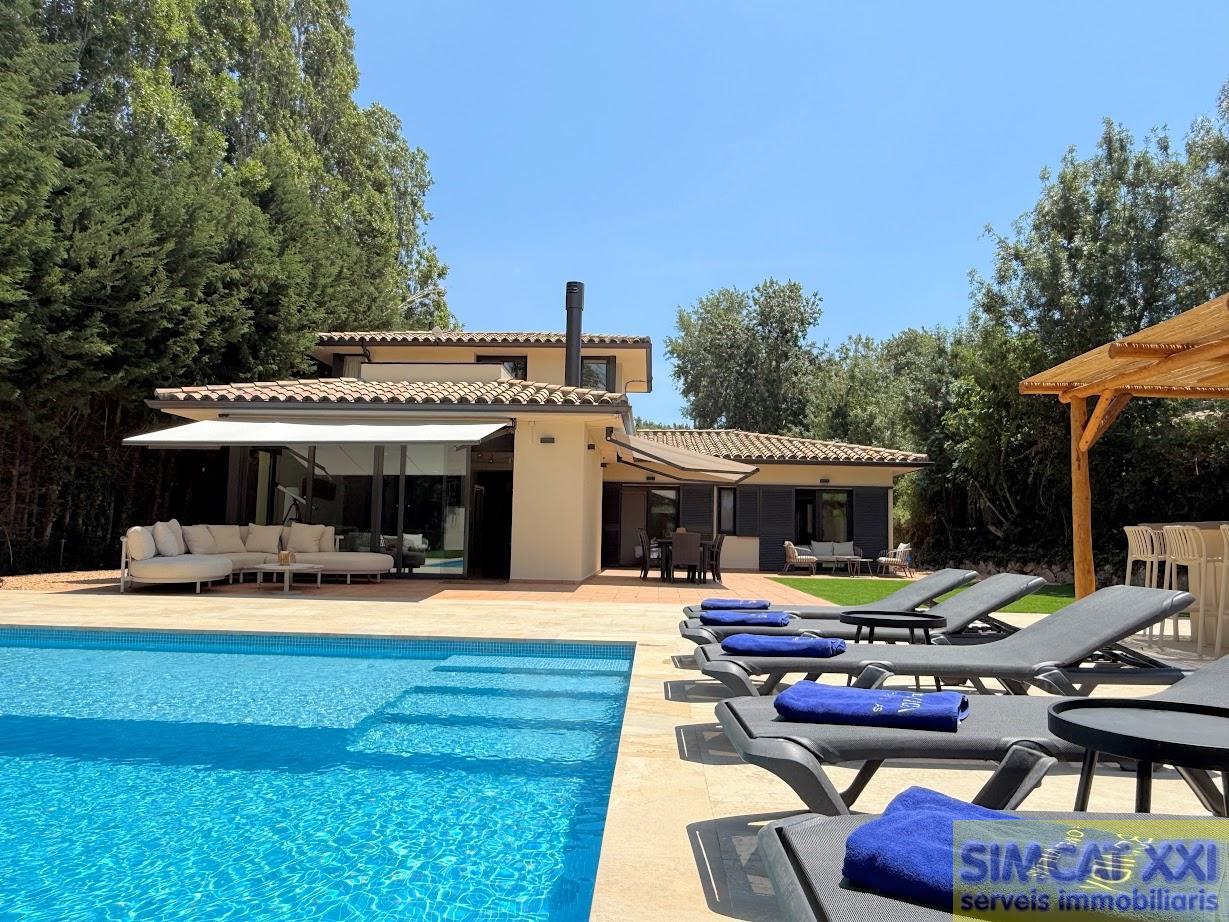 For sale of house in Navata