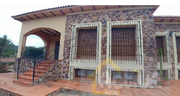 Venta de finca rústica en Oliva de Mérida