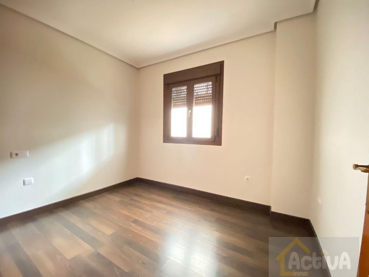 For sale of flat in Valdelacalzada