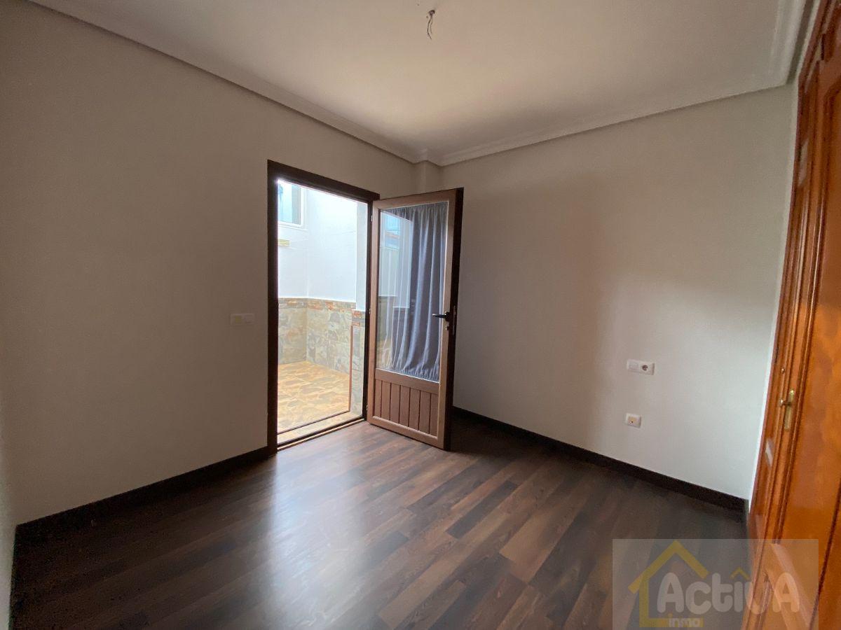For sale of flat in Valdelacalzada