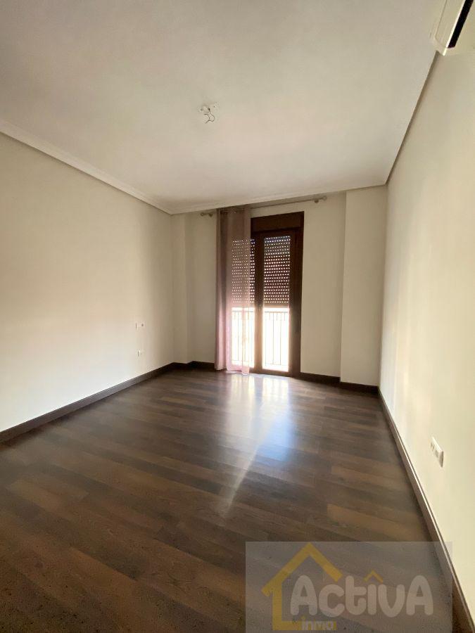 For sale of flat in Valdelacalzada
