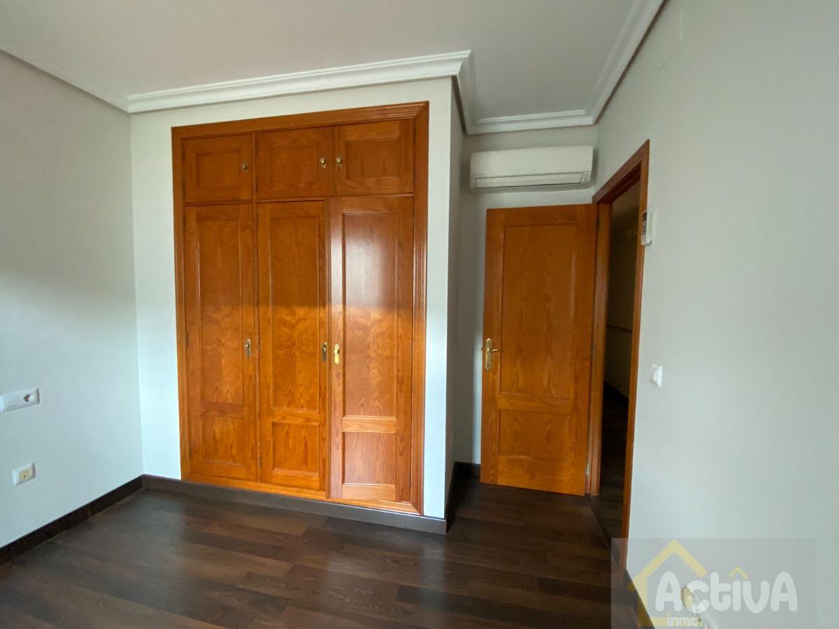 For sale of flat in Valdelacalzada