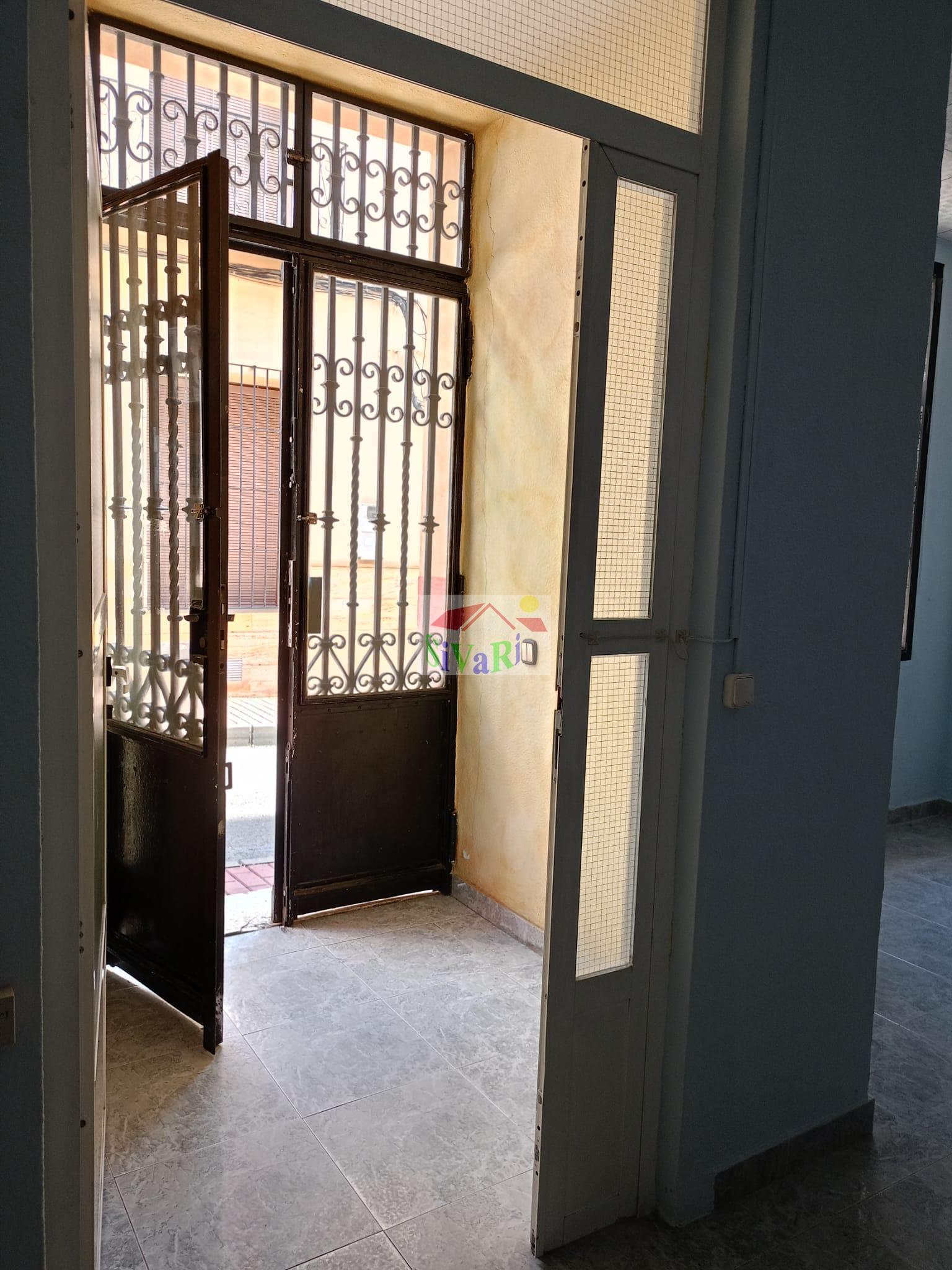 For rent of commercial in Abarán