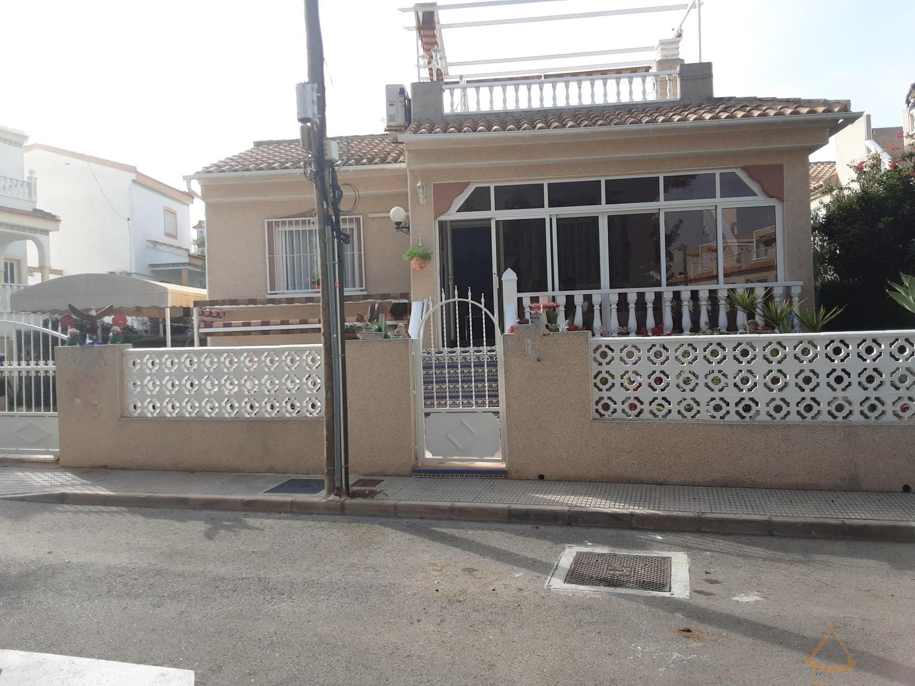 Verkoop van kleine villa in Algorfa
