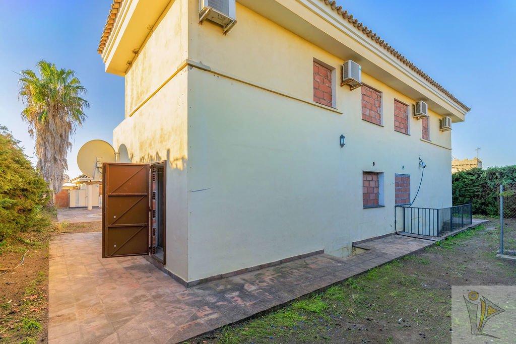 For sale of chalet in Estepona