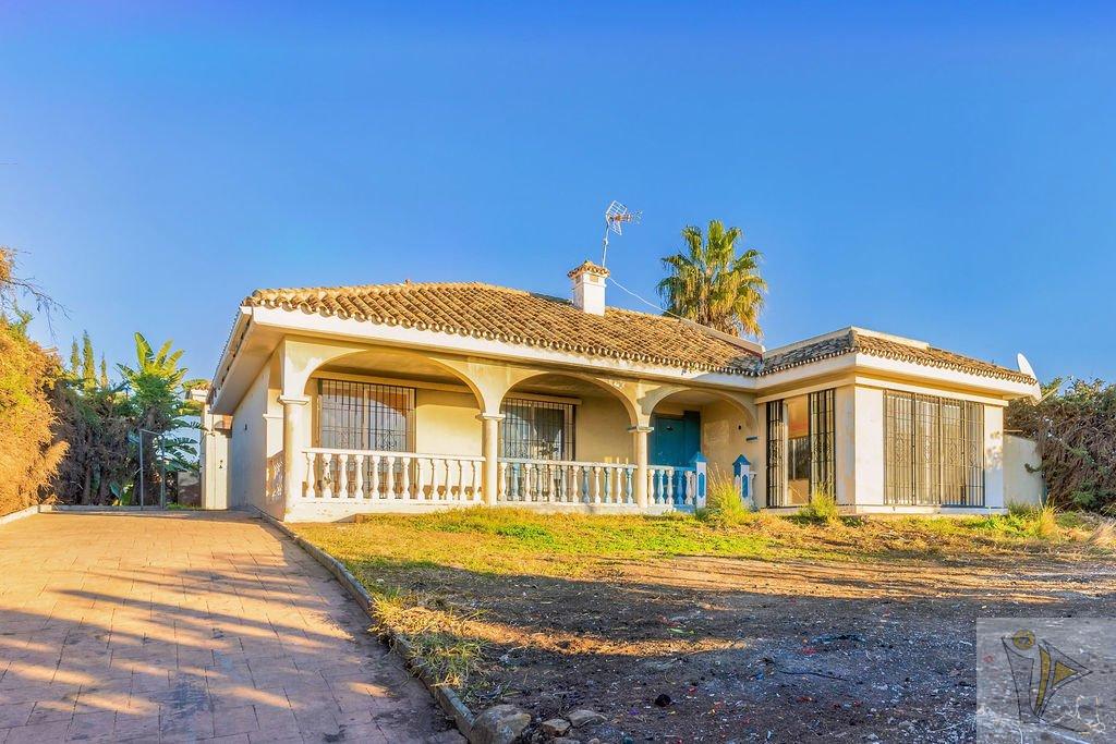 For sale of chalet in Estepona