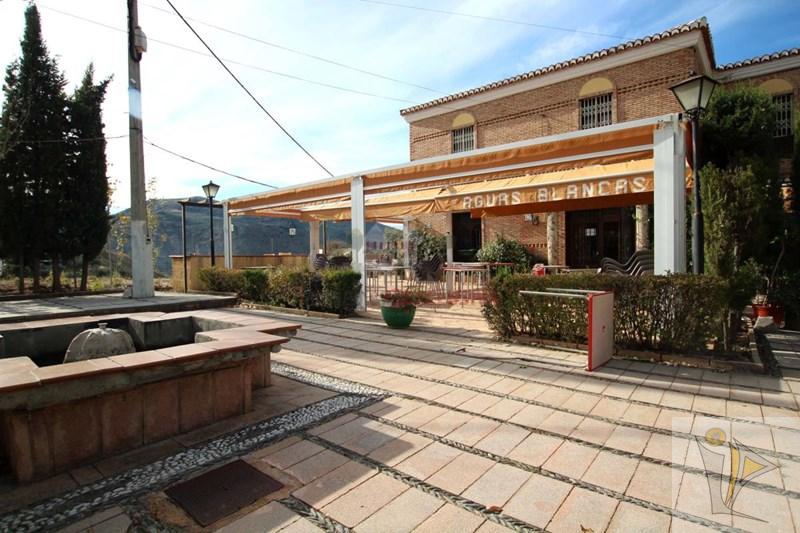For sale of commercial in Quéntar