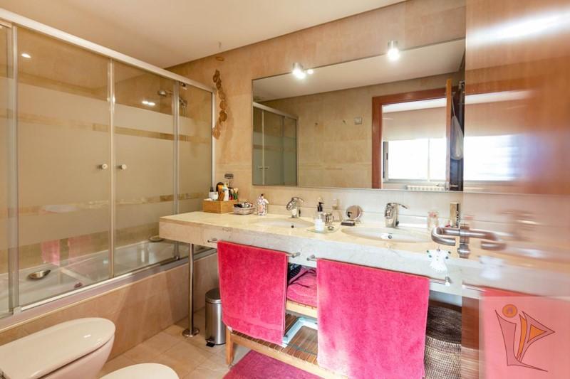 For sale of house in Granada