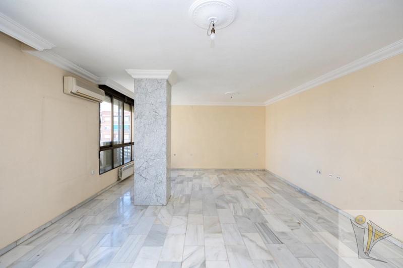 For sale of flat in Granada