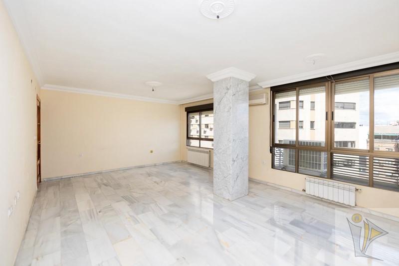 For sale of flat in Granada