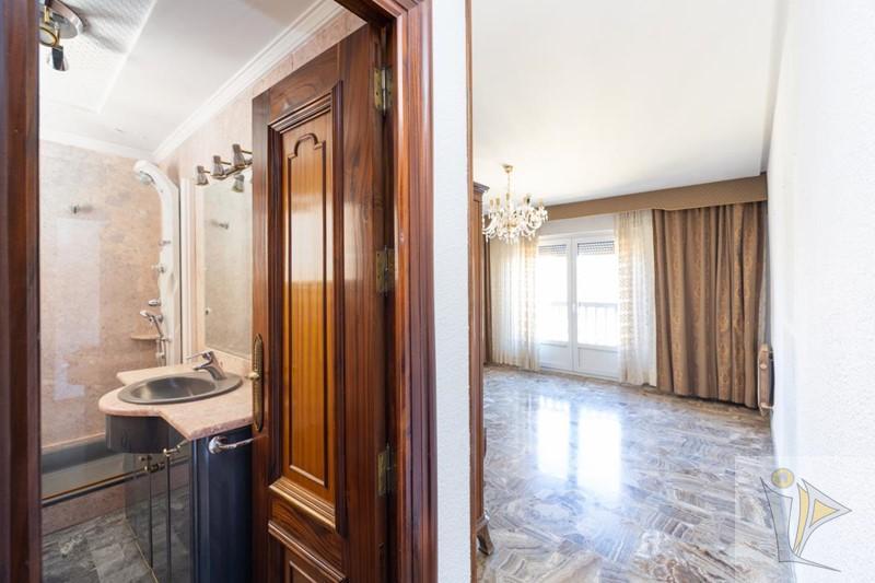 For sale of flat in Granada