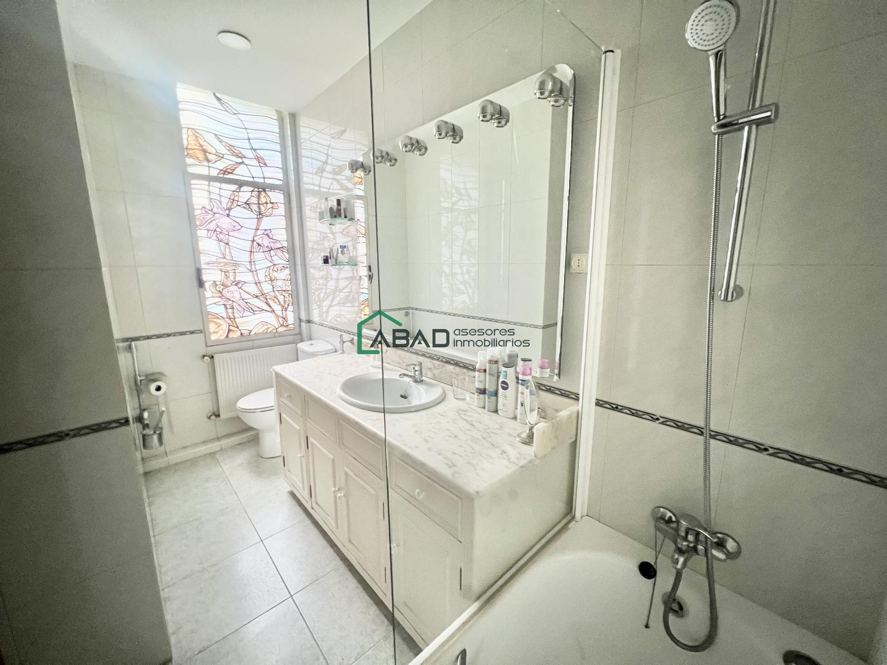 Suite bathroom