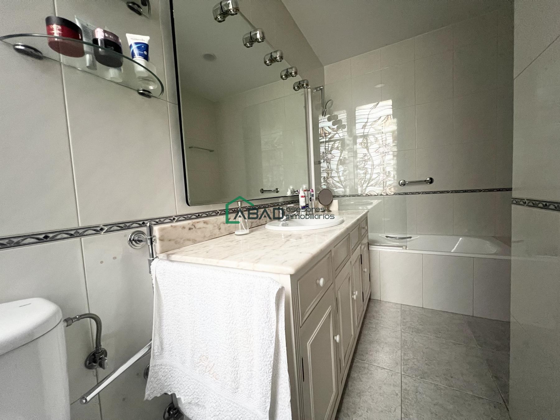 Suite bathroom