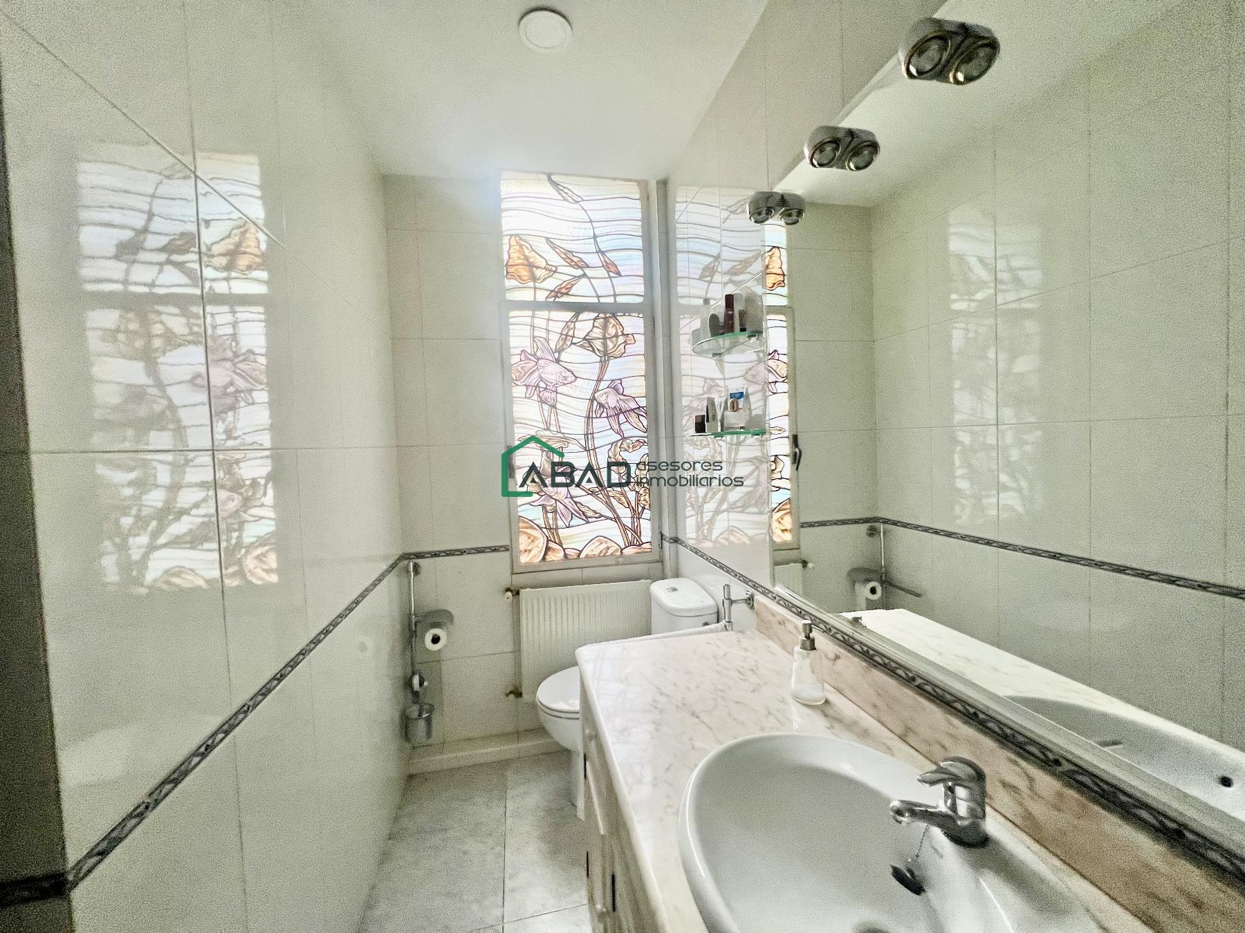 Suite bathroom