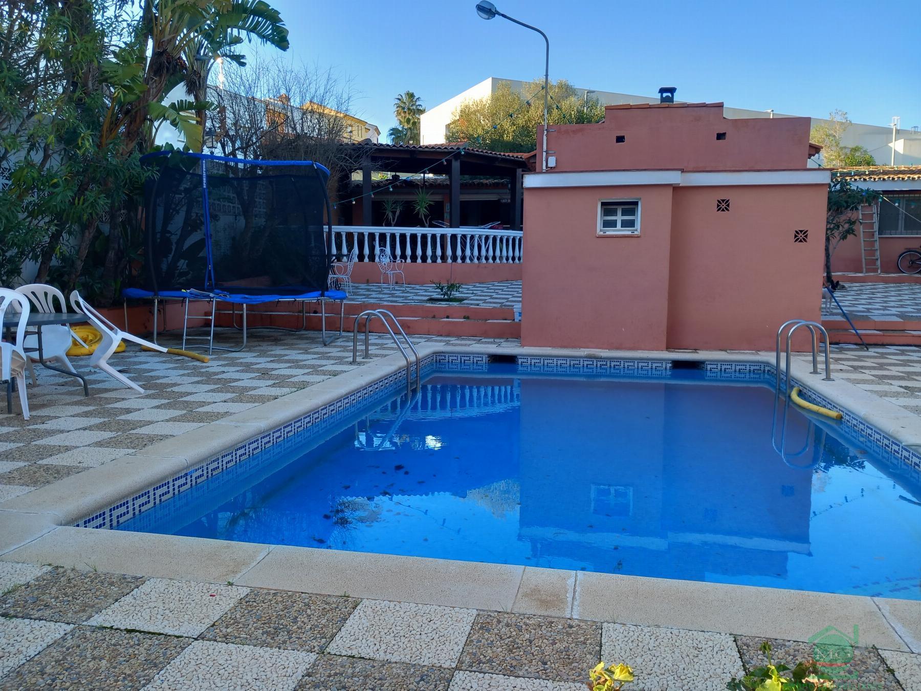 For sale of chalet in La Linea de la Concepcion