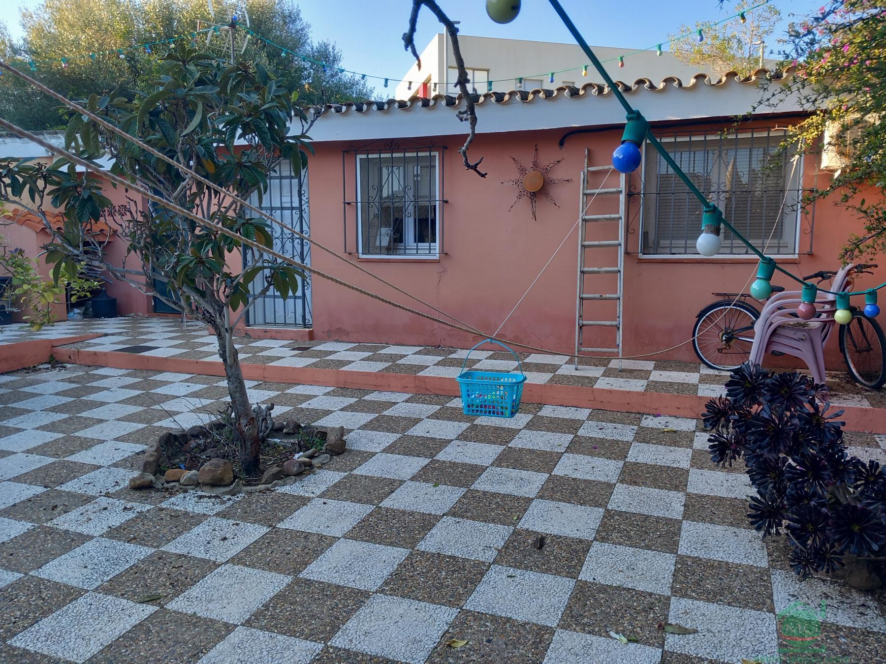 For sale of chalet in La Linea de la Concepcion
