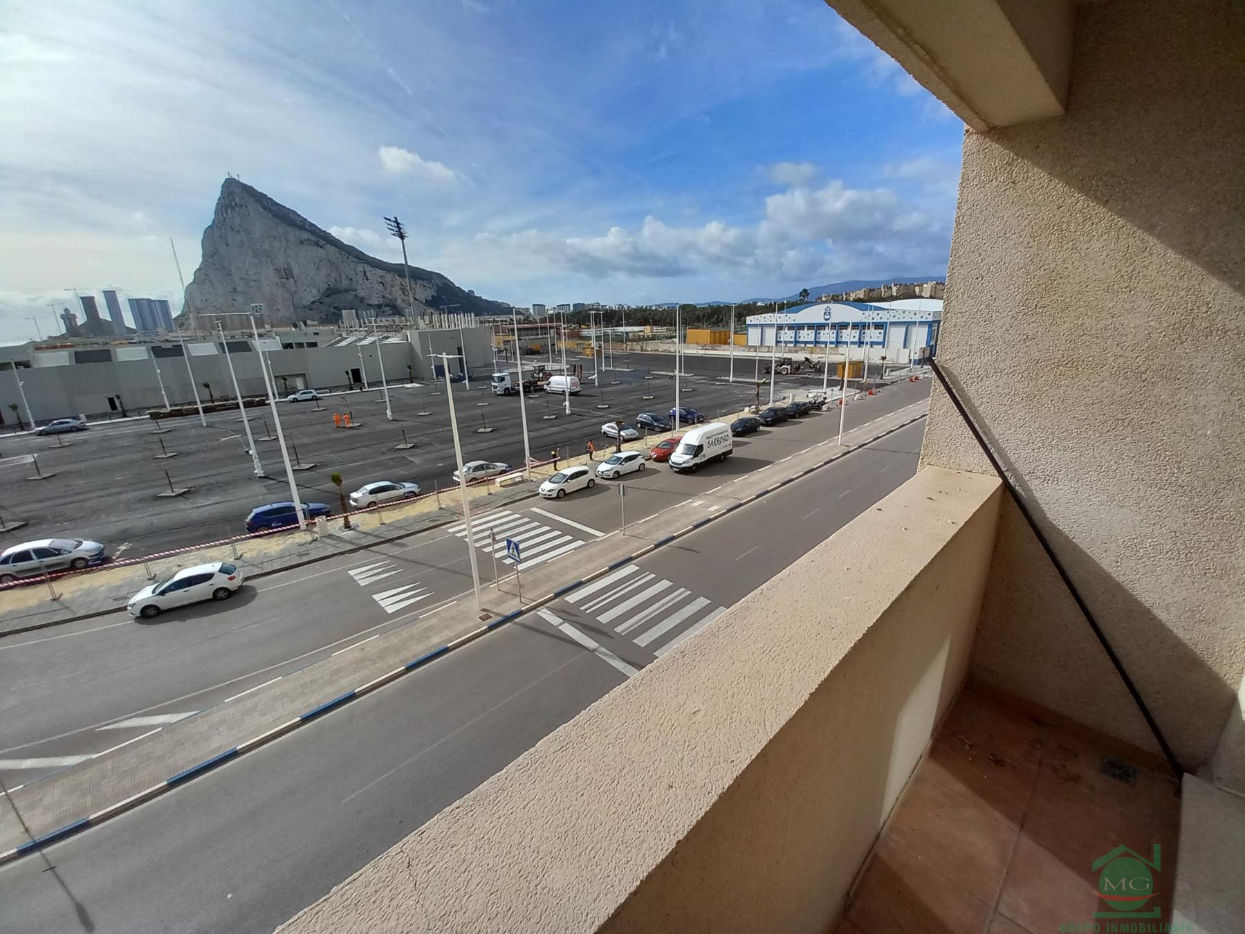 For sale of flat in La Linea de la Concepcion