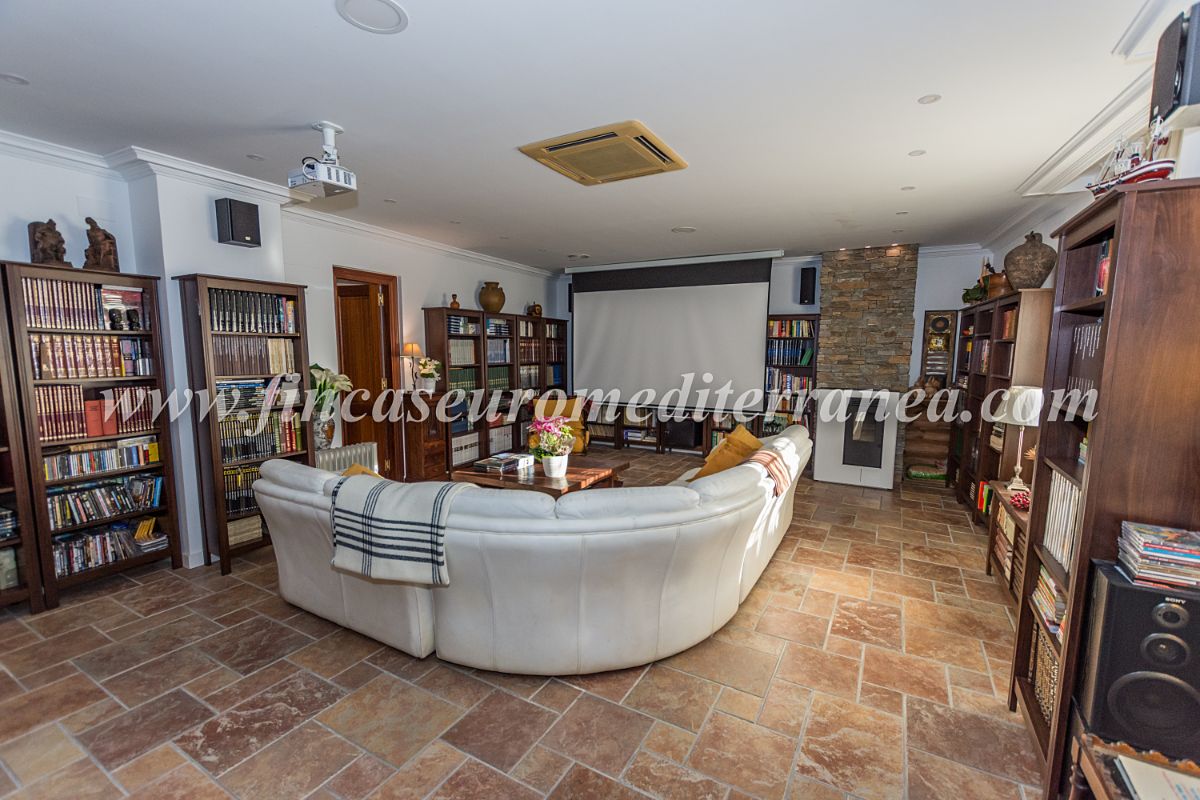 For sale of villa in Pineda de Mar