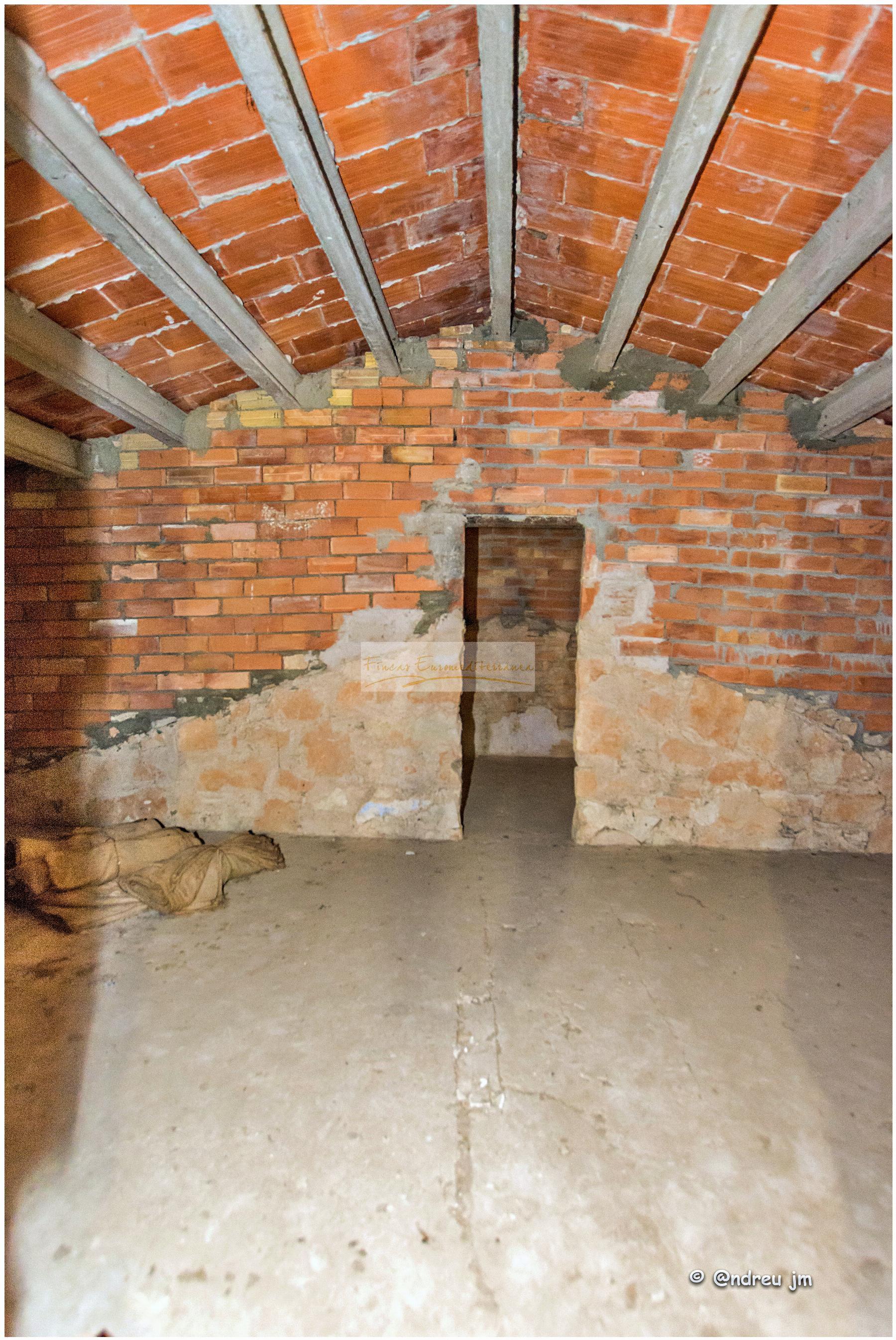 For sale of house in Montmaneu