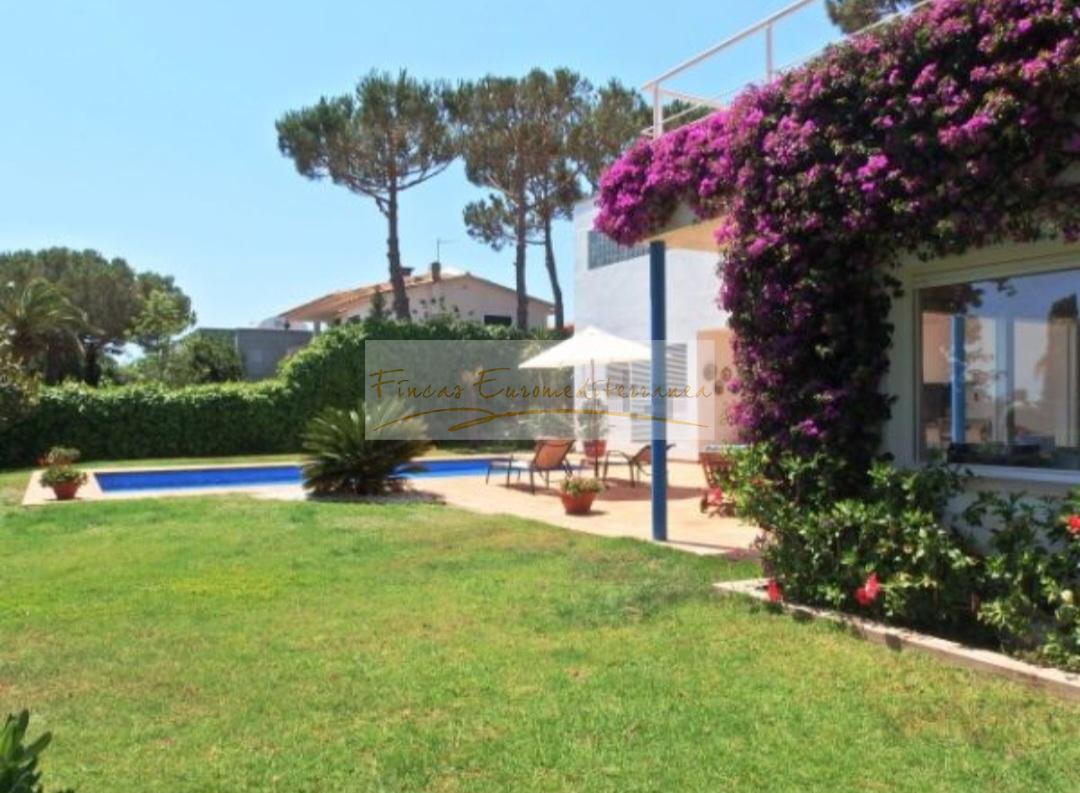 For sale of chalet in Blanes