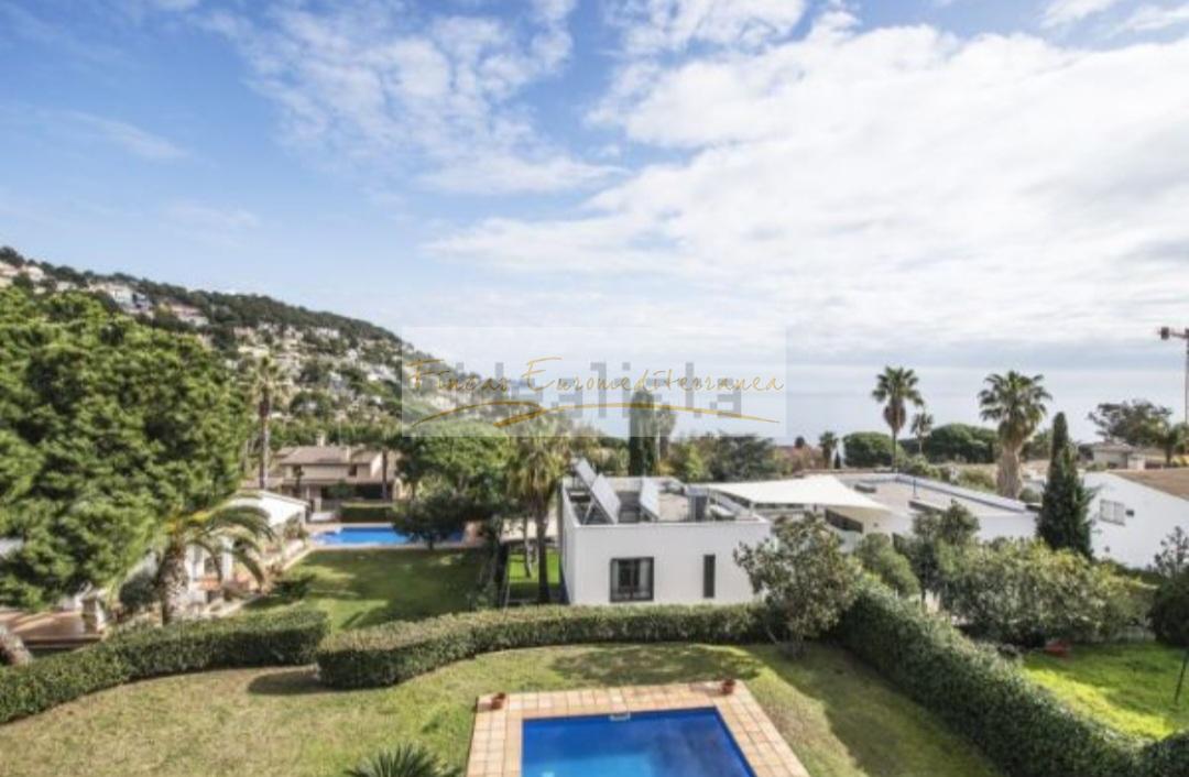 For sale of chalet in Blanes