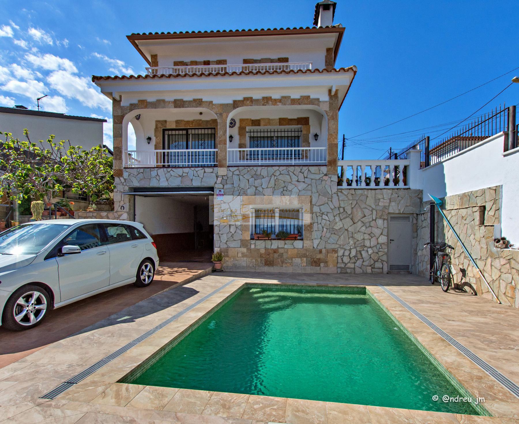 For sale of house in Lloret de Mar