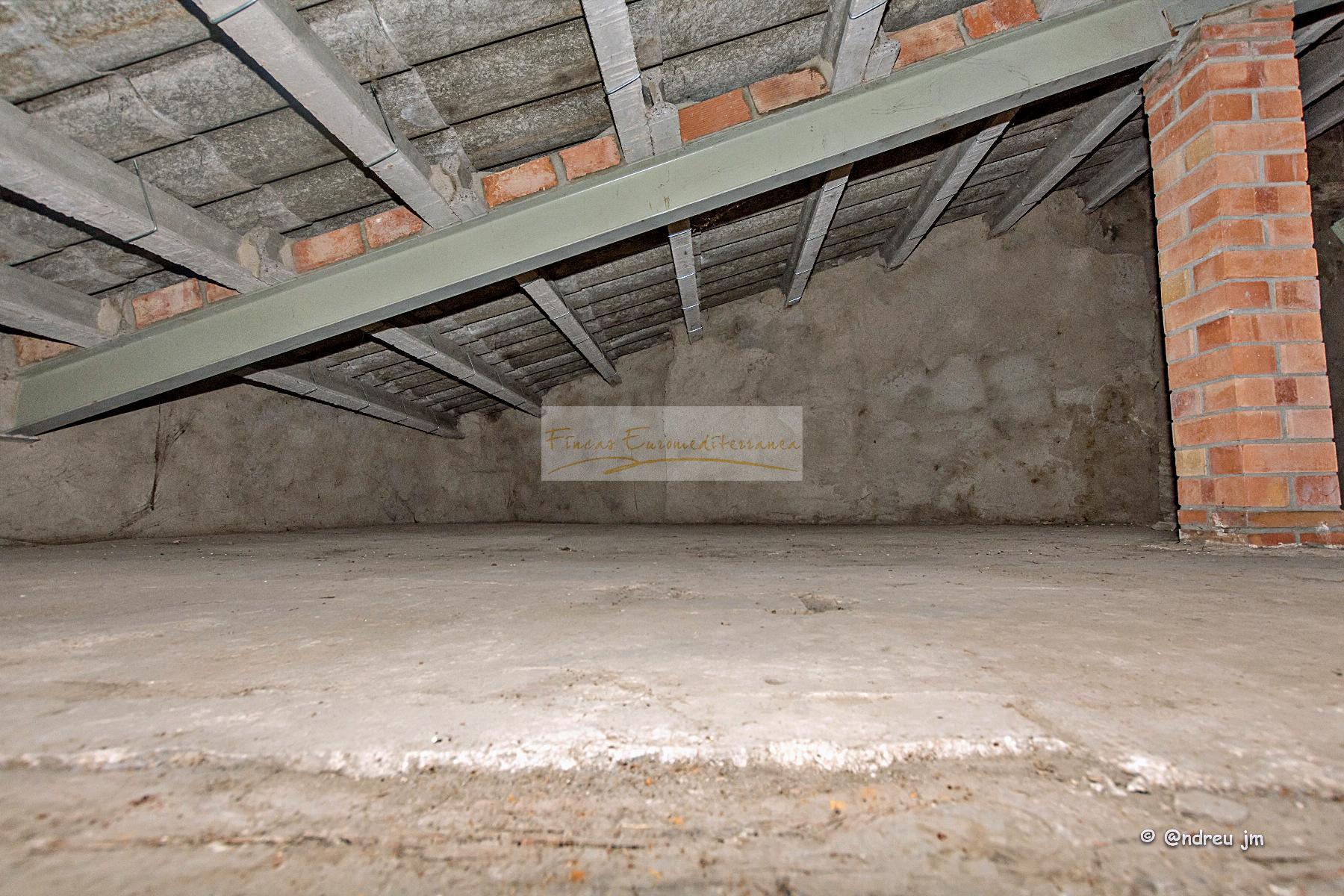 For sale of house in Montmaneu