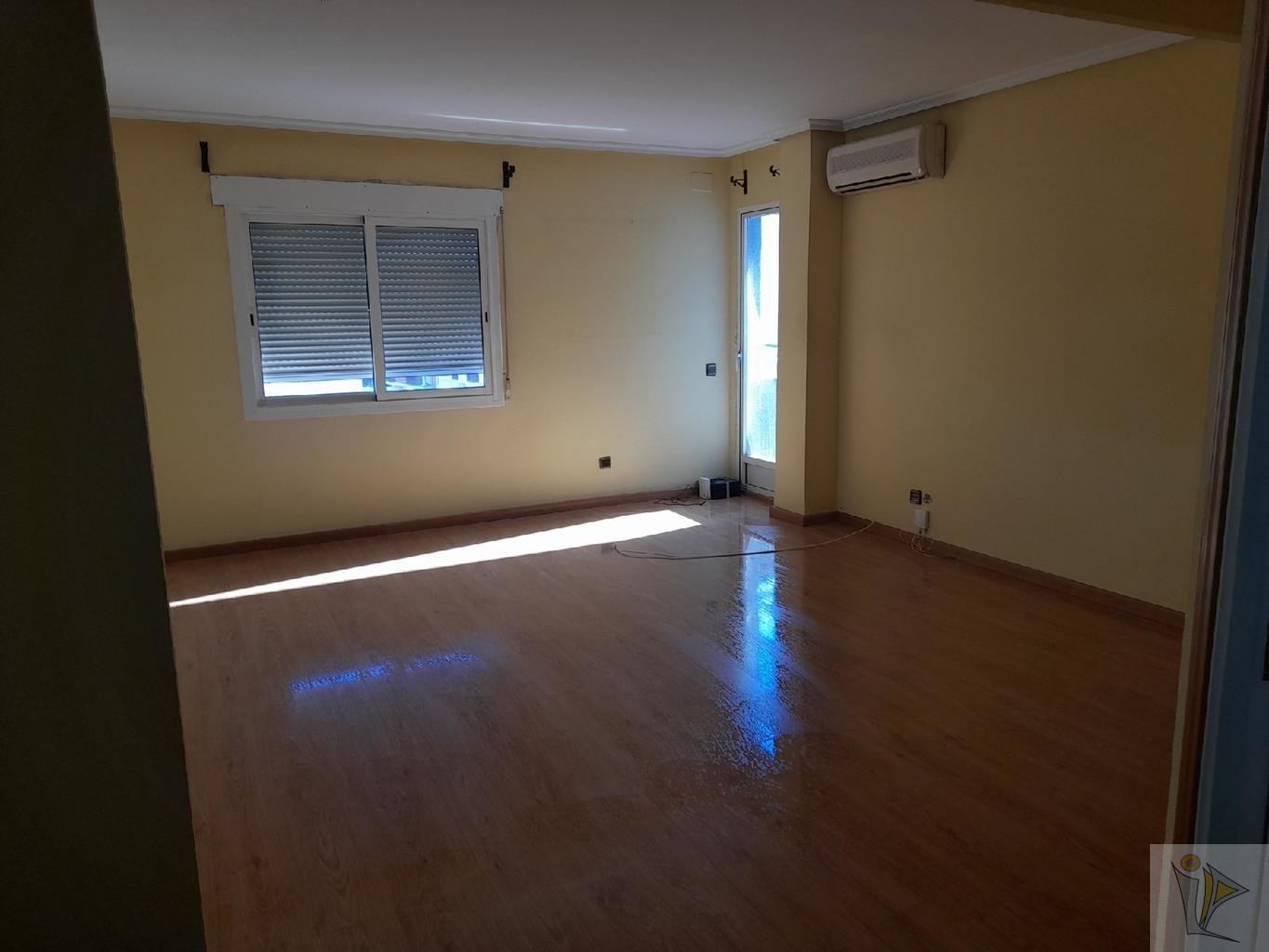 For sale of flat in La Pobla de Vallbona