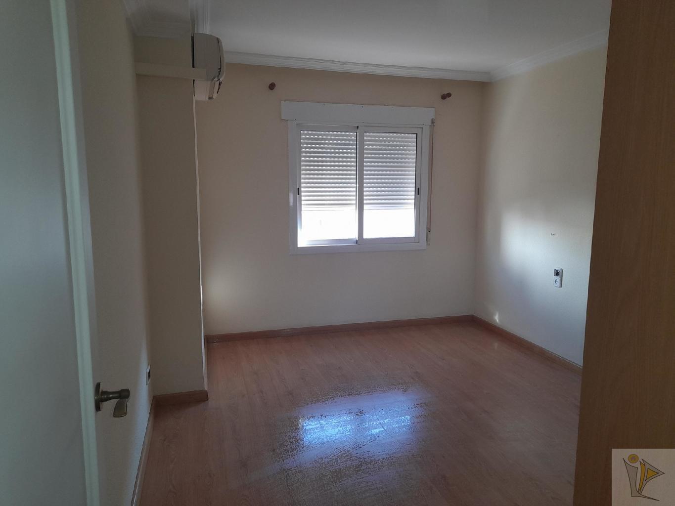 For sale of flat in La Pobla de Vallbona