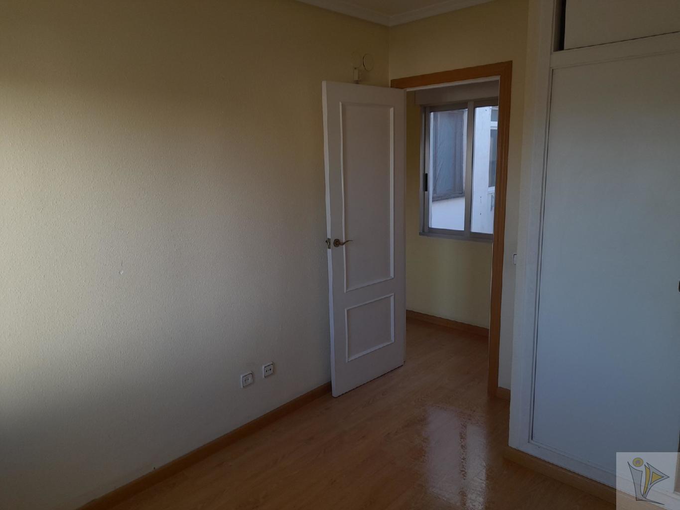 For sale of flat in La Pobla de Vallbona